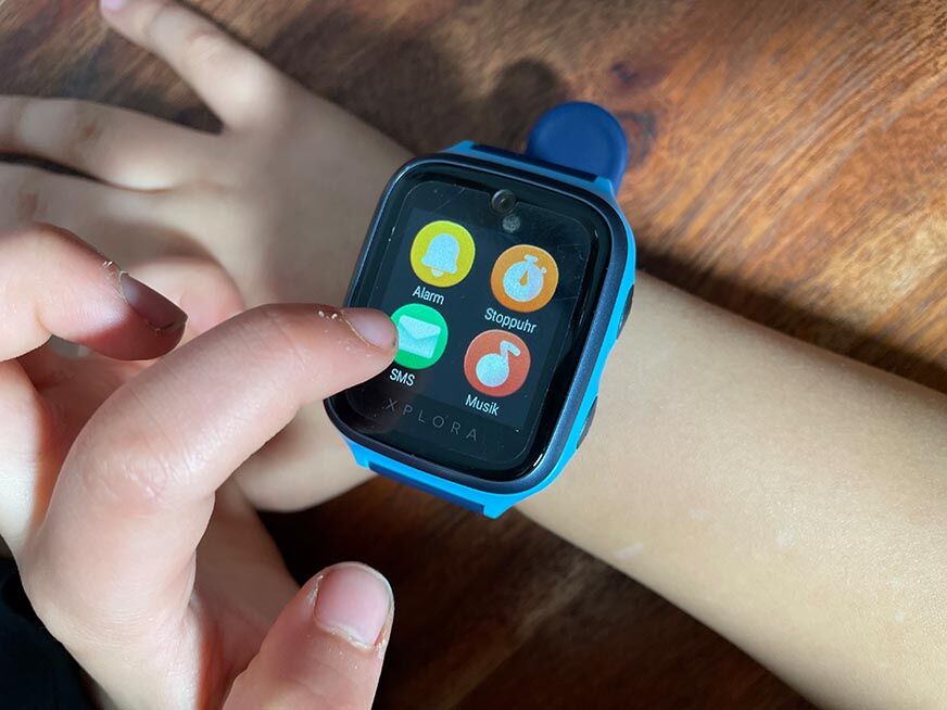 Man sieht die Funktionen einer Kinderwatch. 